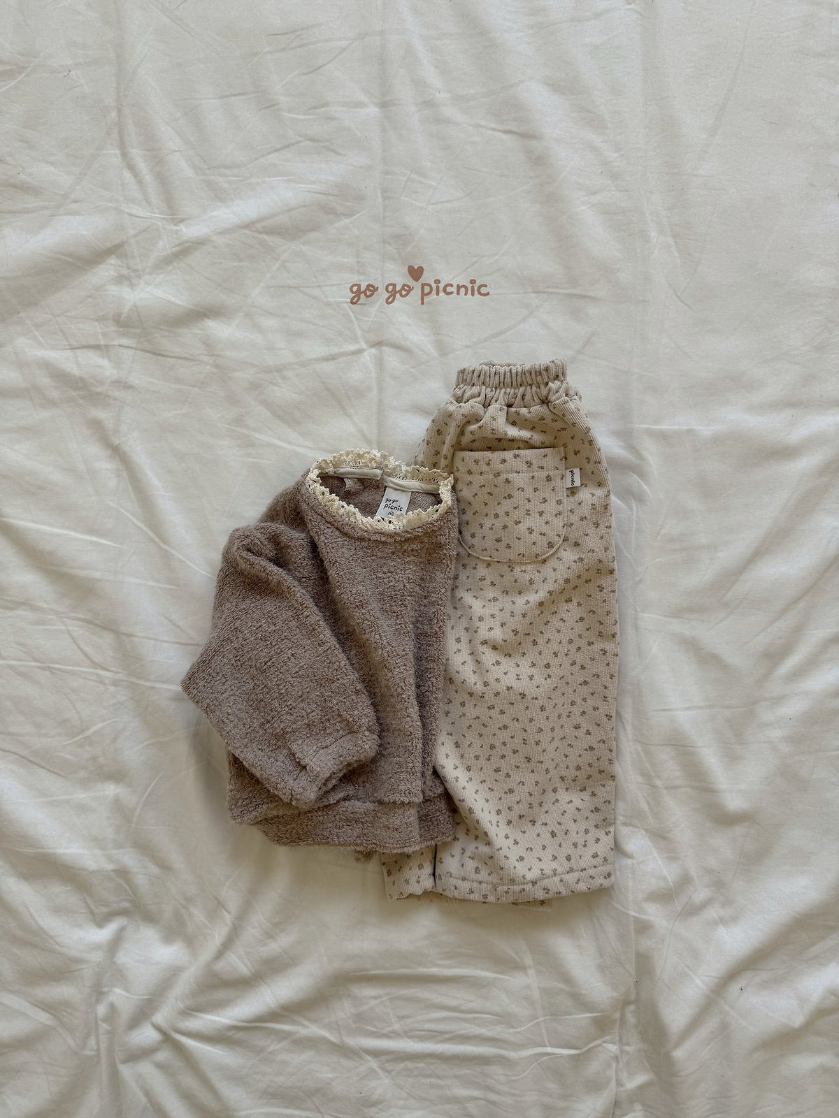 [PRE-ORDER] Pom Pom Knit Sweatshirts