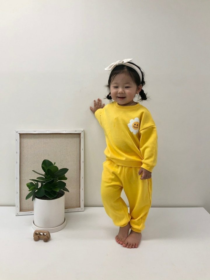 [PRE-ORDER] Daisy Smile Top Bottom Set