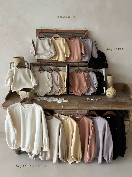 [PRE-ORDER] Day Sweatshirts (Mom Couple)