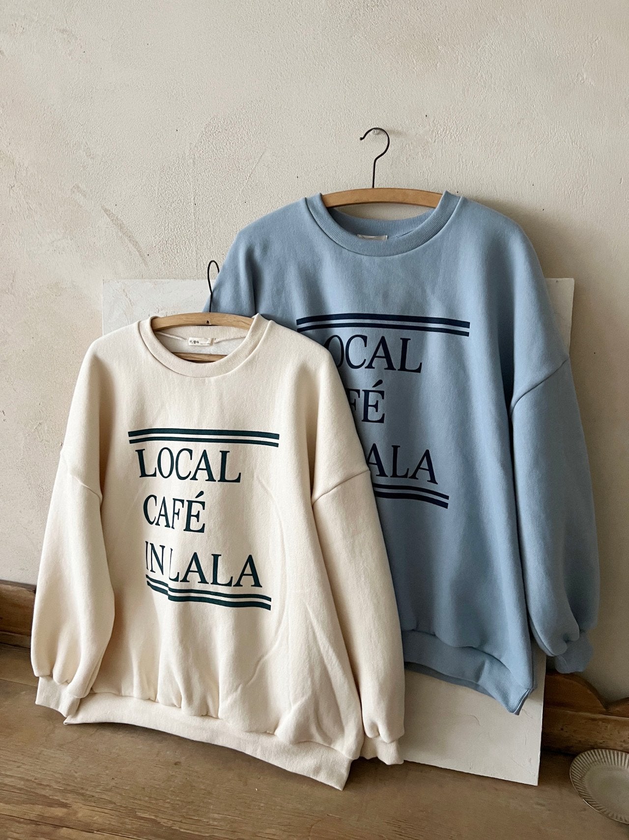 [PRE-ORDER] Cafe Sweatshirts (Mom Couple)