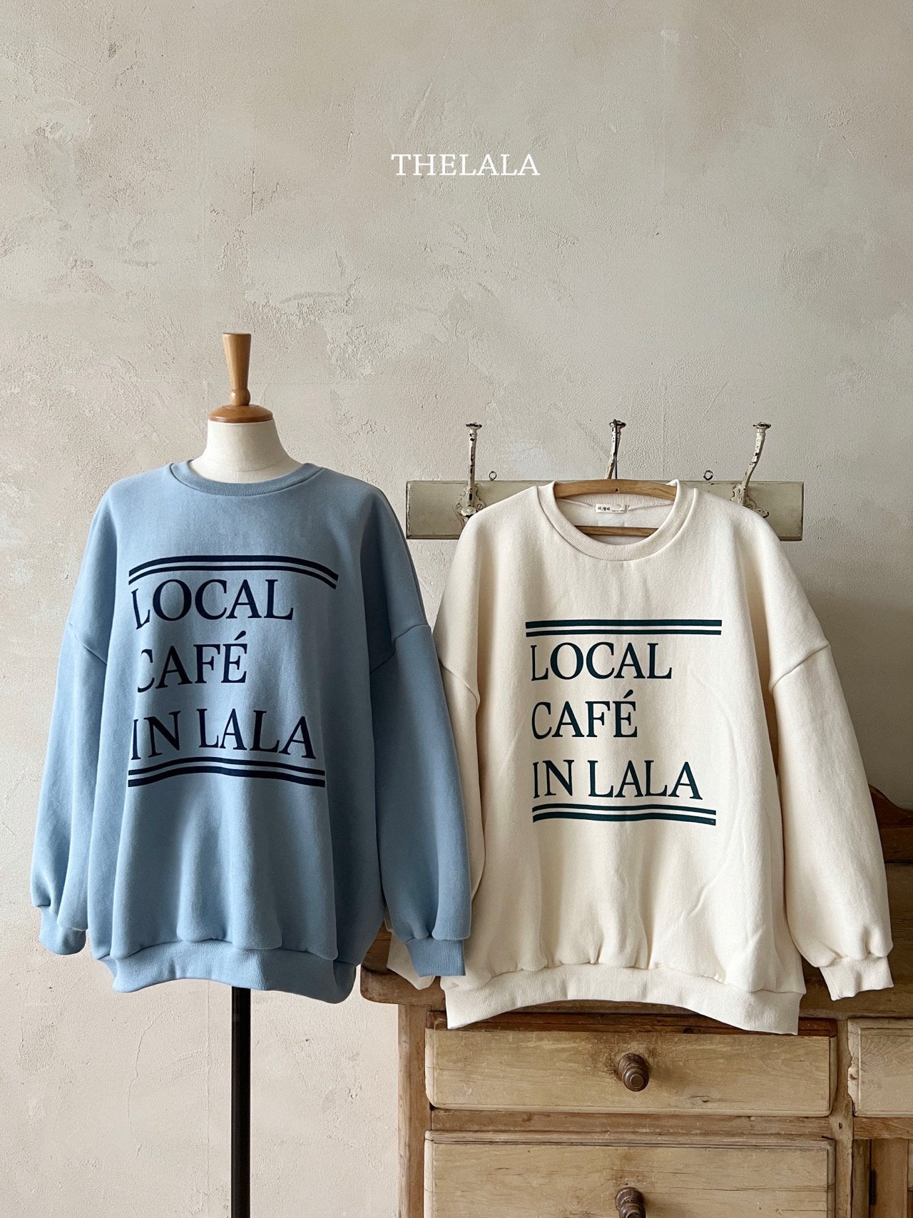 [PRE-ORDER] Cafe Sweatshirts (Mom Couple)