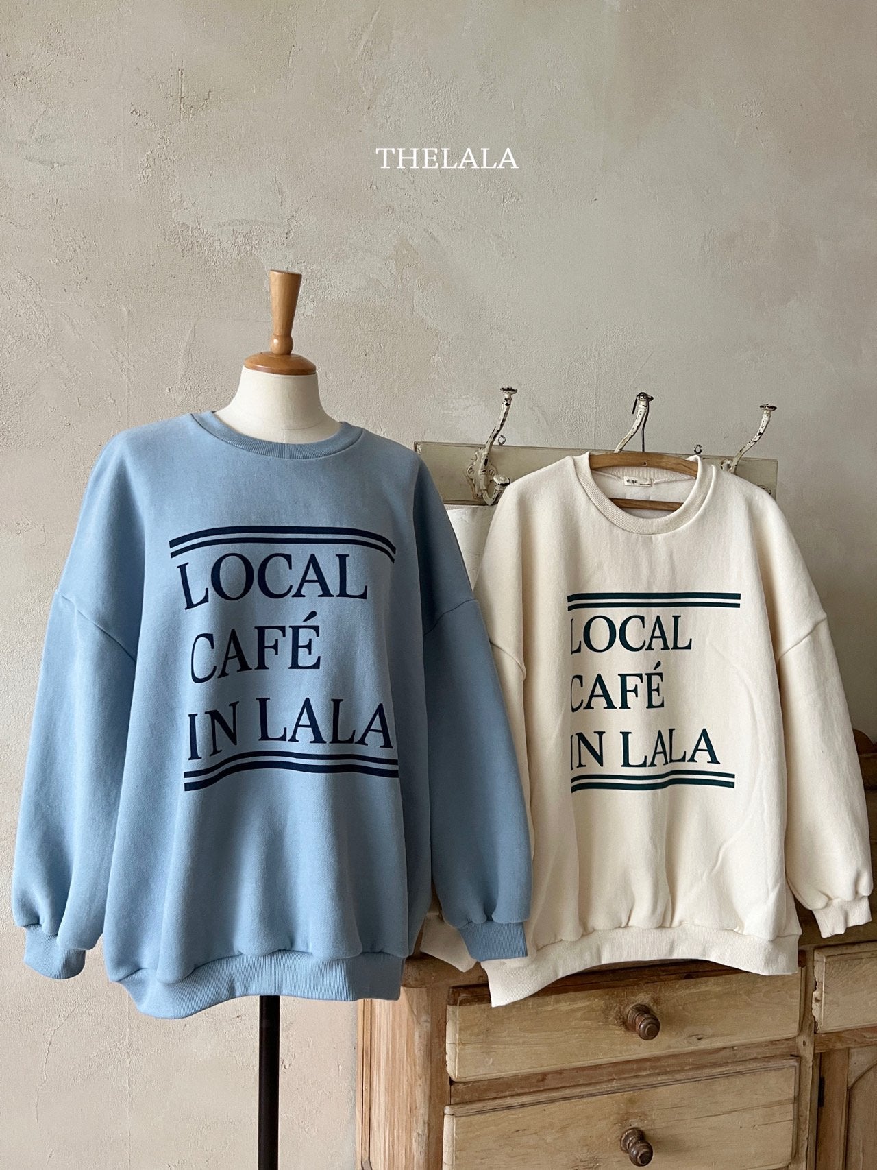 [PRE-ORDER] Cafe Sweatshirts (Mom Couple)