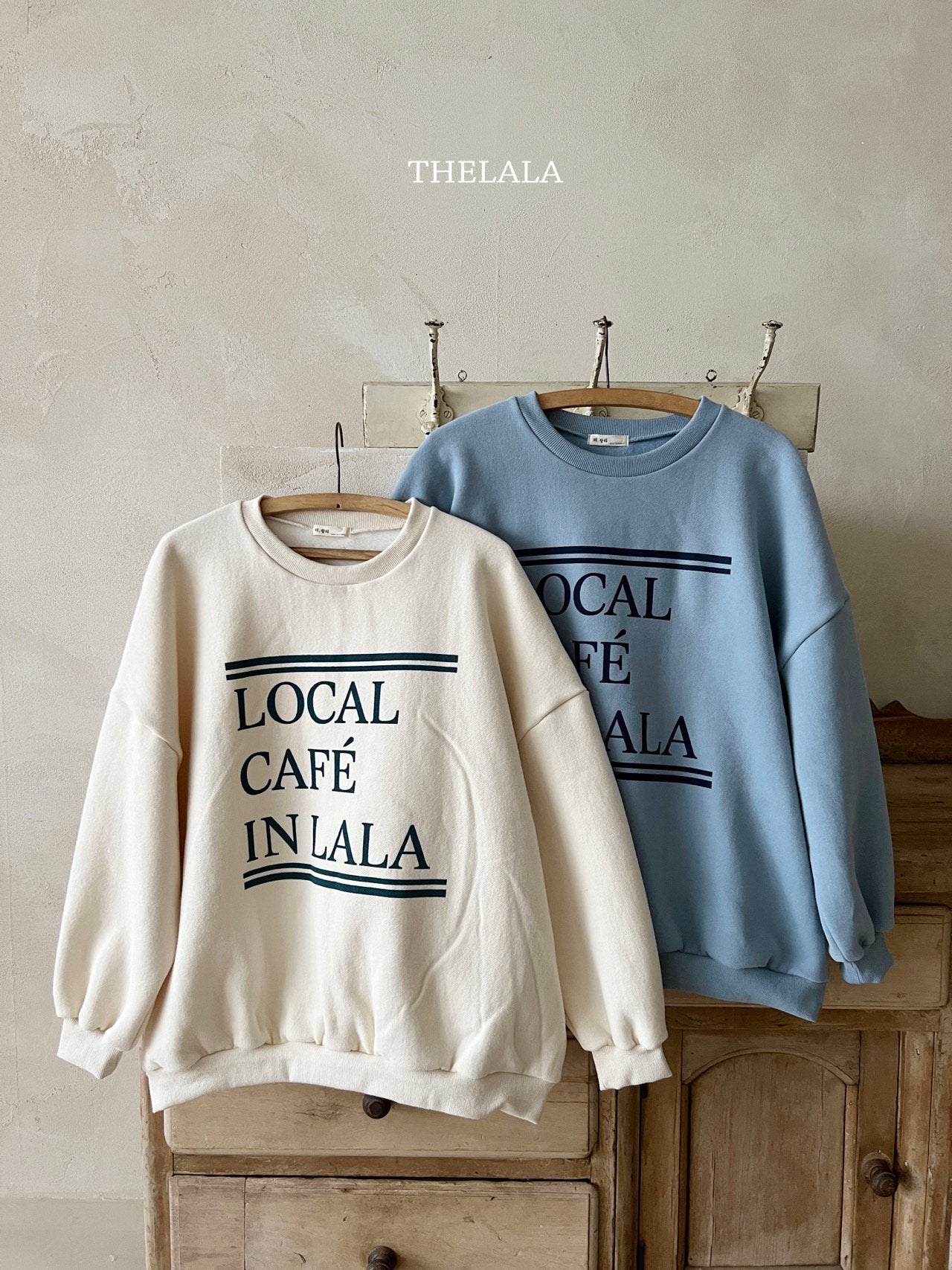 [PRE-ORDER] Cafe Sweatshirts (Mom Couple)
