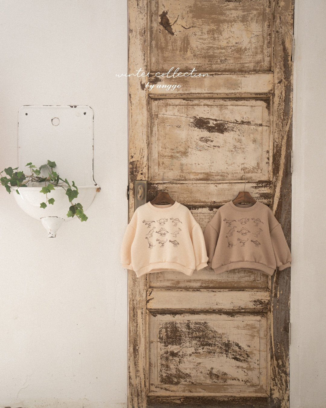 [PRE-ORDER] Winter Dino Sweatshirts