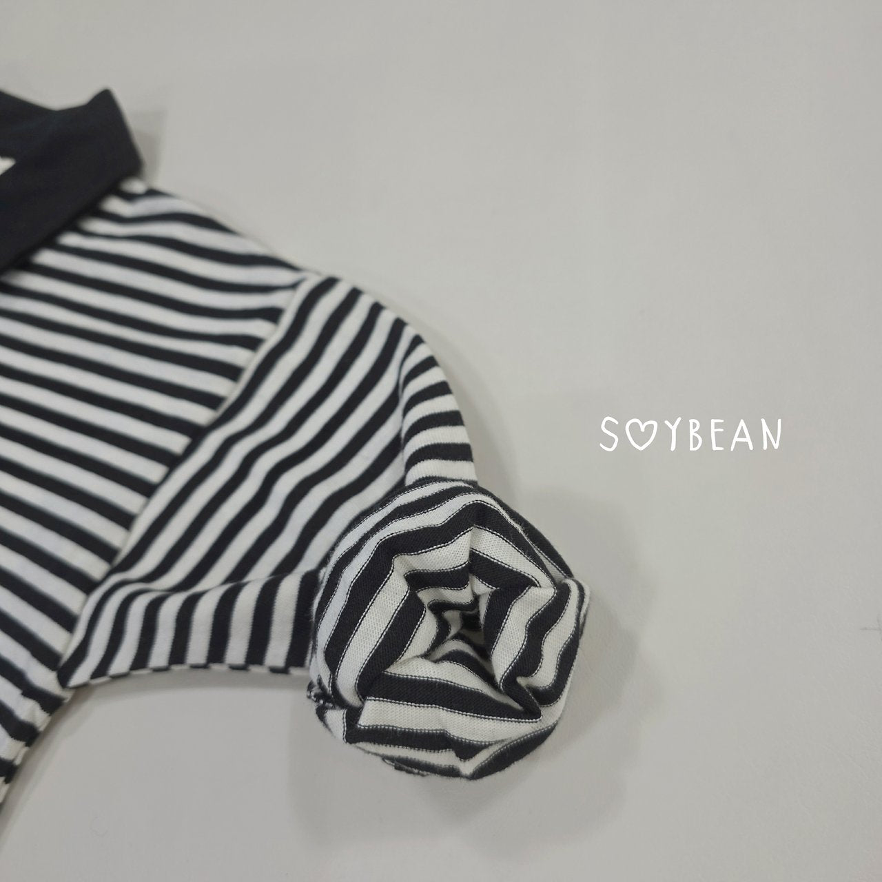 [PRE-ORDER] Stripe Collar Sweatshirts